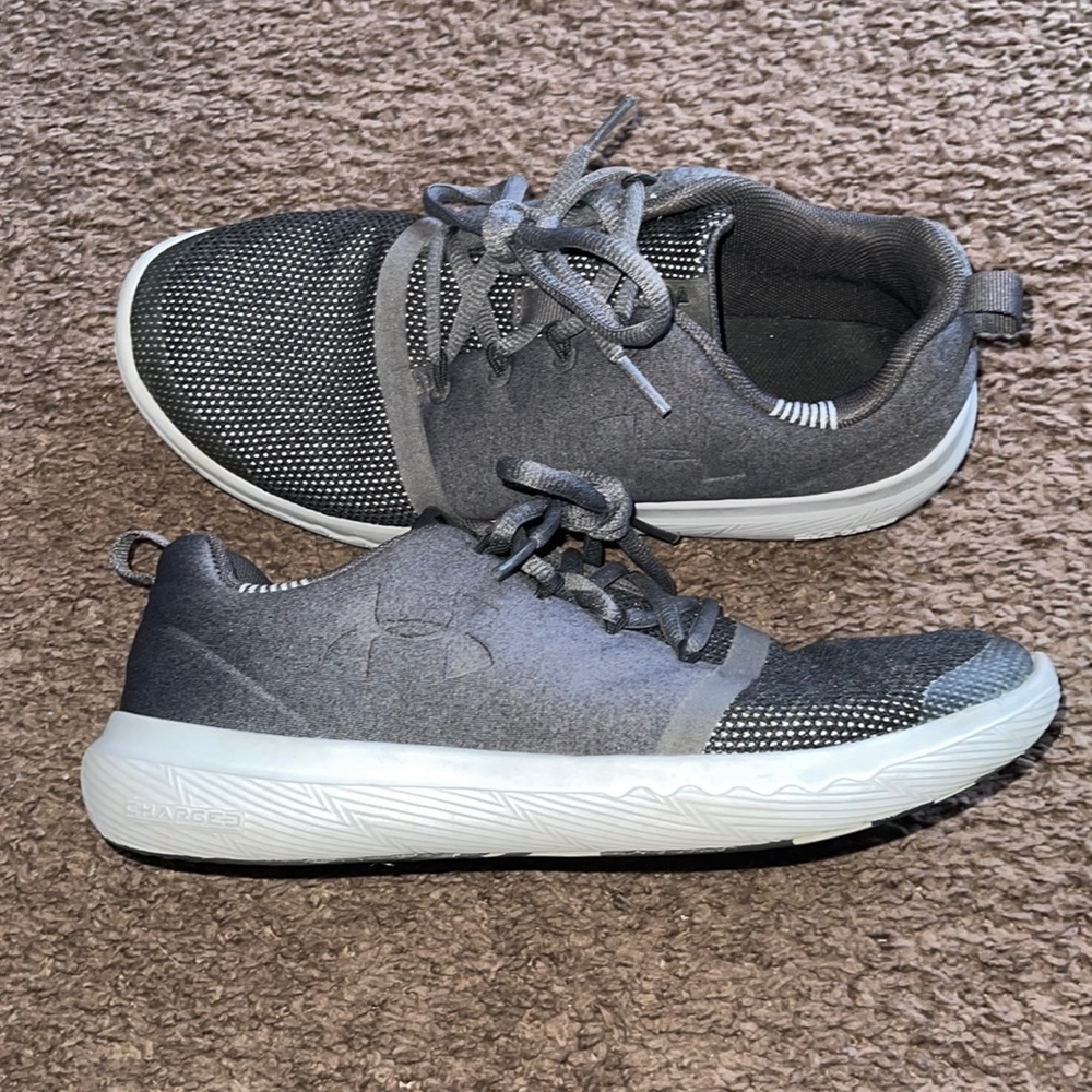 Boys Under Armour charged gray tennis shoes